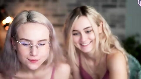 Amateur Webcam Cute Teen Plays Solo With...