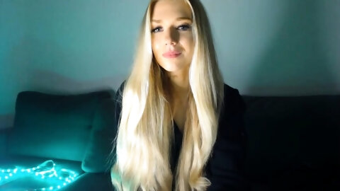 Amateur Webcam Cute Teen Plays Solo With...